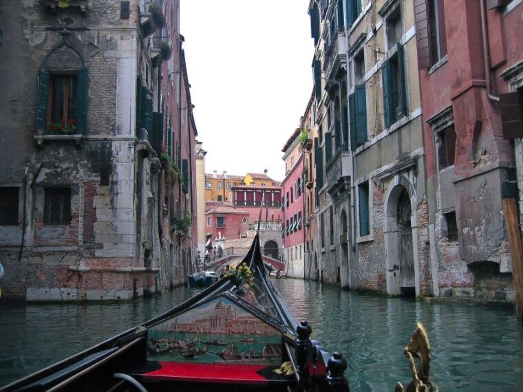venice-shared-gondola-tour
