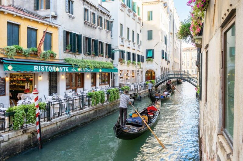 venice-st-marks-basilica-gondola-in-the-afternoon