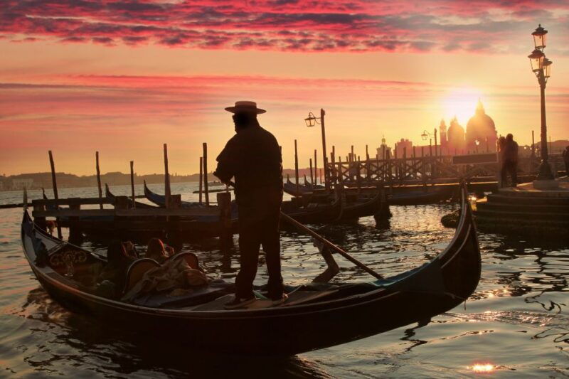venice-sunset-or-evening-gondola-tour