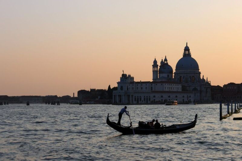 venice-sunset-or-evening-gondola-tour