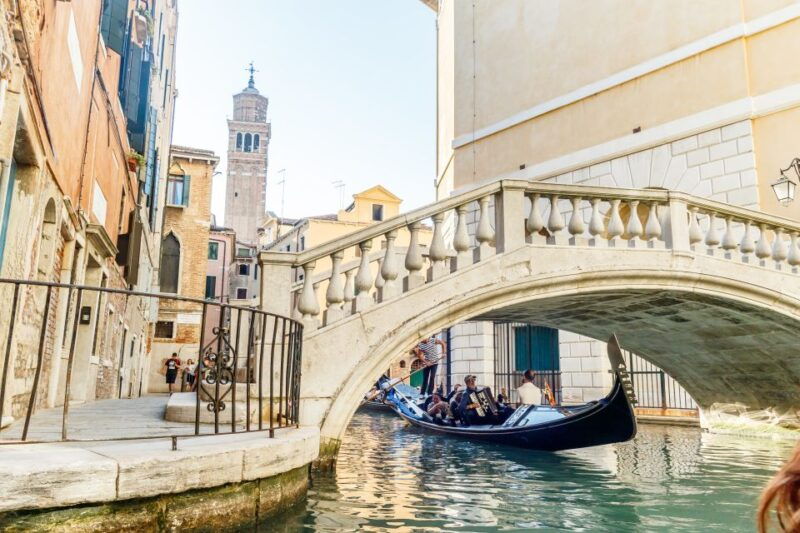 venice-traditional-shared-gondola-ride