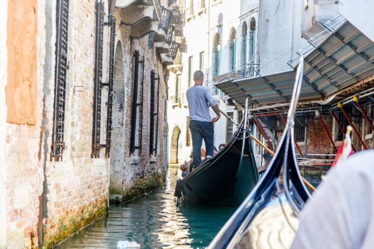 venice-traditional-shared-gondola-ride
