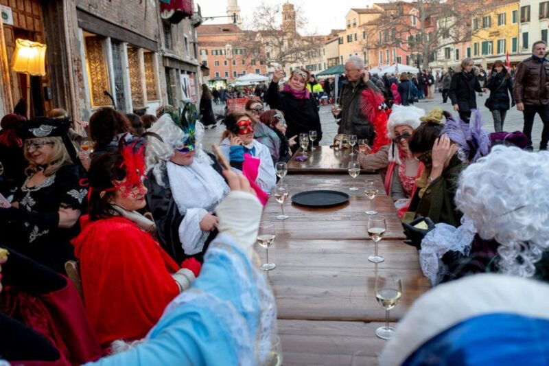 venice-venetian-style-carnival-pub-crawl