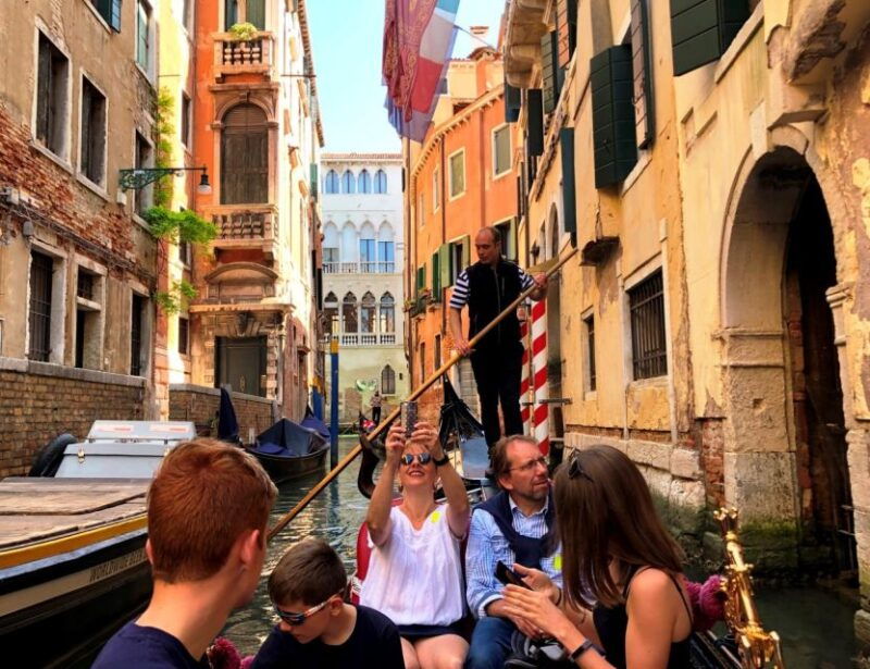 venice-walking-tour-and-gondola-ride-combo