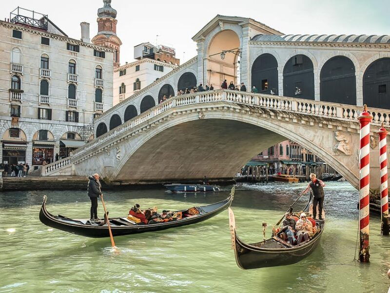venices-private-gondola-romantic-serenade