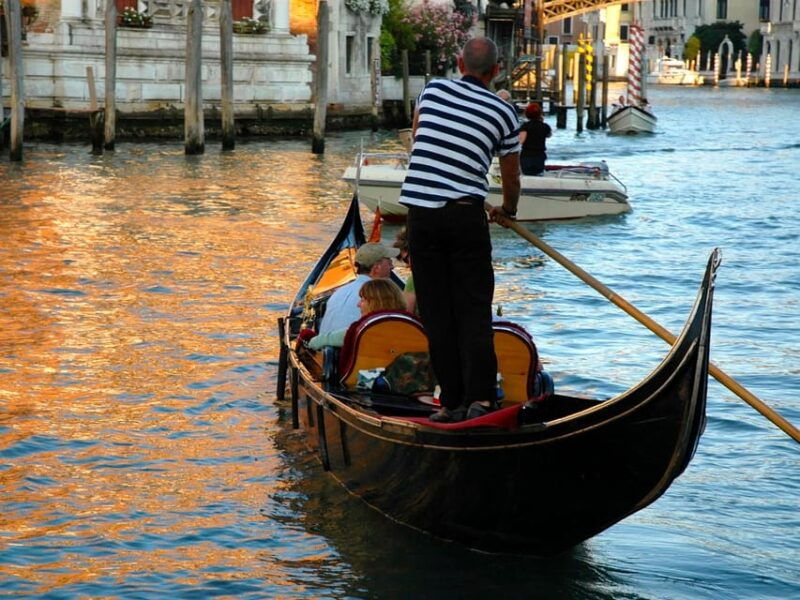 venices-private-gondola-romantic-serenade