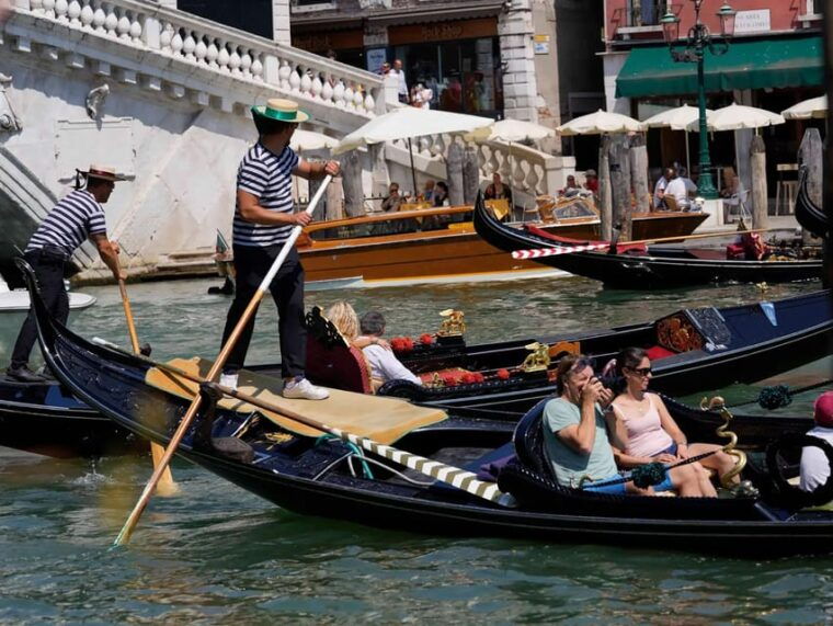 venices-private-gondola-romantic-serenade