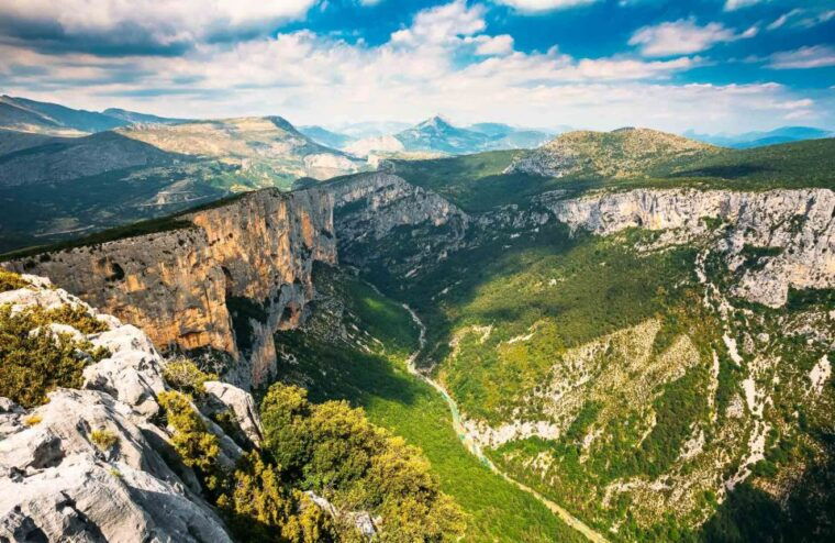 verdon-gorge-the-grand-canyon-of-europe-lake-and-lavender-2
