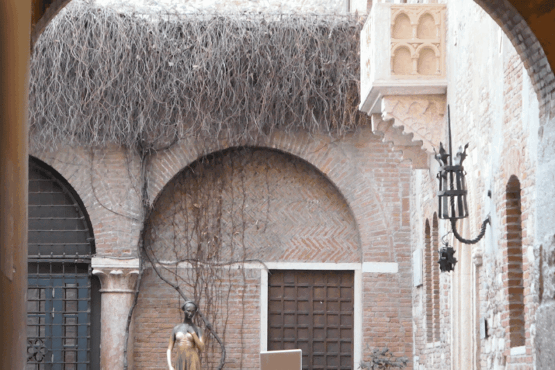 verona-awakens-early-morning-walking-tour