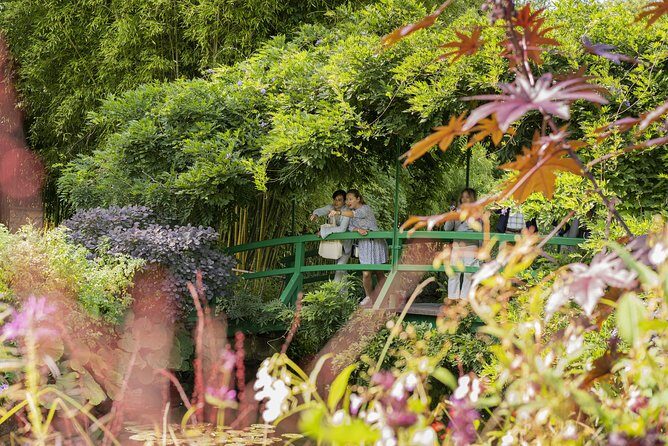 Versailles Palace and Giverny Monet House Guided Visit with Lunch - Experience Breakdown: What to Expect