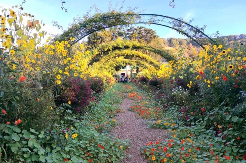 versailles-palace-and-giverny-private-guided-tour-from-paris-2