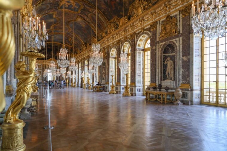 versailles-palace-guided-experience-and-gardens-entry-12-ppl