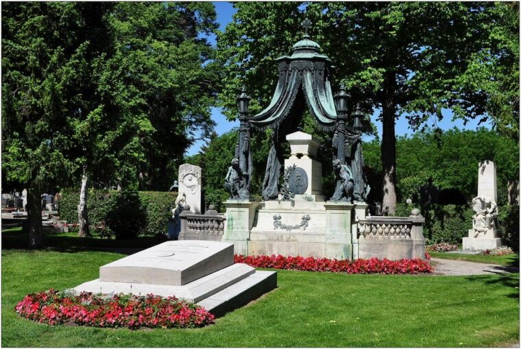 vienna-central-cemetery-guided-walking-tour-with-fascinating-secrets