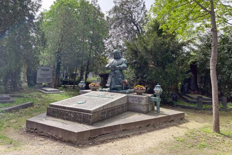 vienna-central-cemetery-guided-walking-tour-with-fascinating-secrets