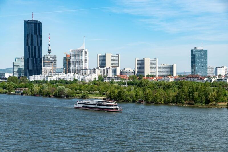 vienna-heurigen-cruise-with-viennese-songs-and-buffet