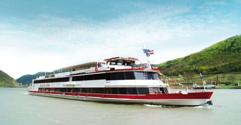 vienna-heurigen-cruise-with-viennese-songs-and-buffet