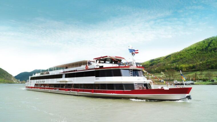 vienna-heurigen-cruise-with-viennese-songs-and-buffet