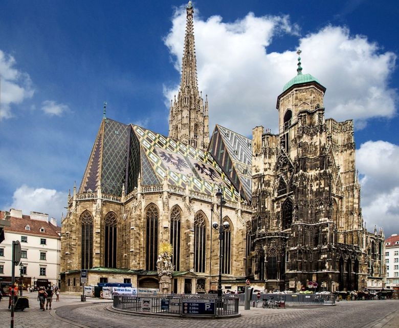 vienna-sightseeing-tour-in-an-8-seats-electric-classic-car