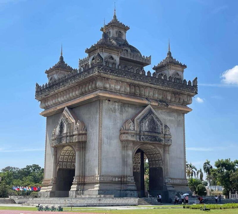 vientiane-half-day-city-tour-with-patuxai-and-buddha-park