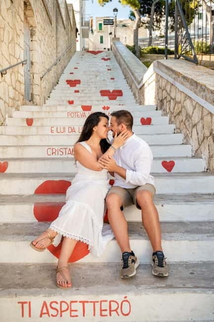 Vieste: a couple's photo tour at sunrise among romantic alleys and the sea. - Key Points
