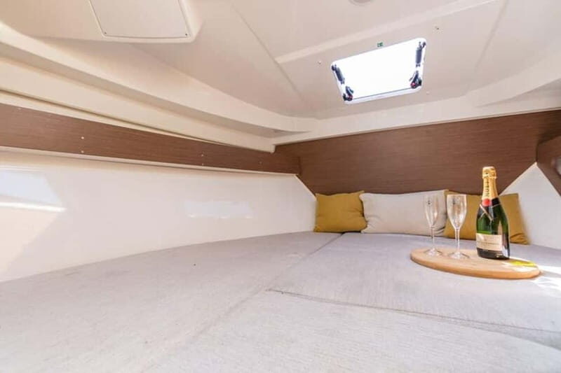 VIP Prague YachtBoat SPEED Experience: All-You-Can-Drink - Who Will Love This Tour?  