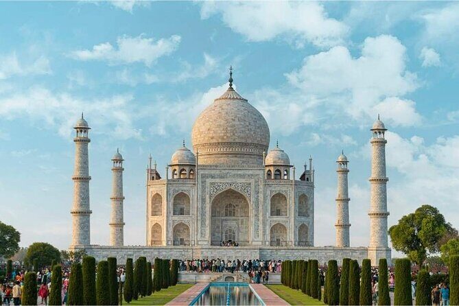 VIP Taj Mahal Express Entry Tour from Delhi with Guide - Key Points