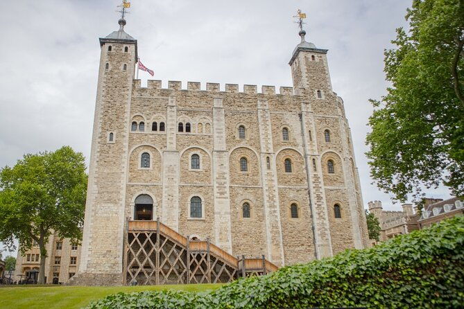 vip-tower-of-london-and-crown-jewels-tour-with-private-beefeater-meet-greet