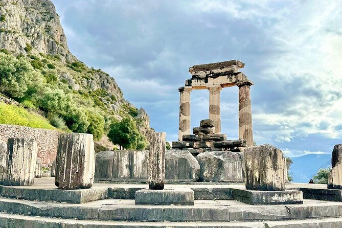 visit-delphi-meteora-monasteries-luxury-private-tour-fromathens