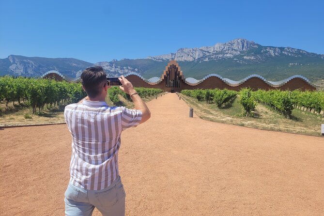 visit-marques-de-riscal-picnic-in-vineyard-from-bilbao