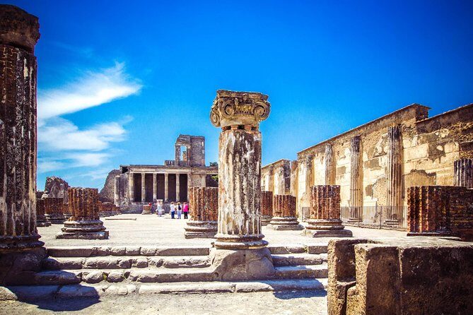 Visit Pompeii with a local expert guide - Key Points