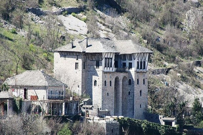 visit-the-city-of-gjirokastra-2