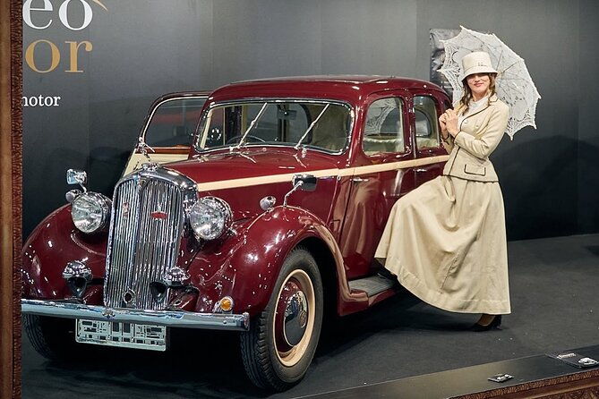 visit-to-the-motor-museum-in-a-modern-carriage