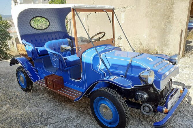 visit-to-the-motor-museum-in-a-modern-carriage