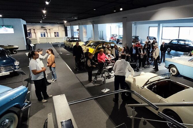 visit-to-the-motor-museum-in-a-modern-carriage