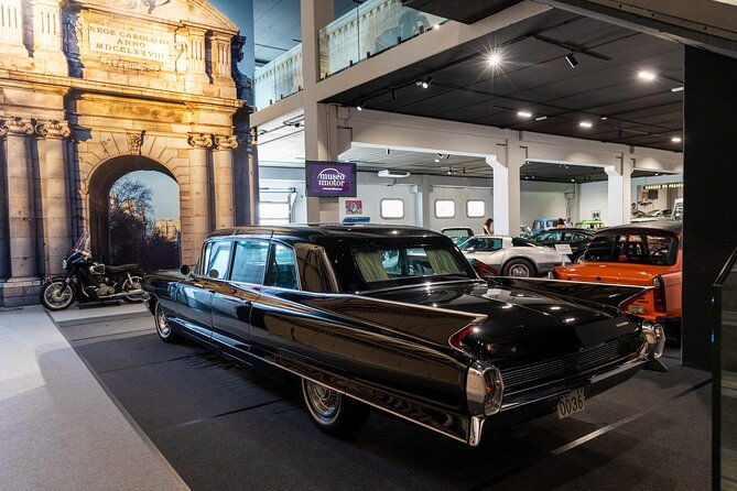 visit-to-the-motor-museum-in-a-modern-carriage
