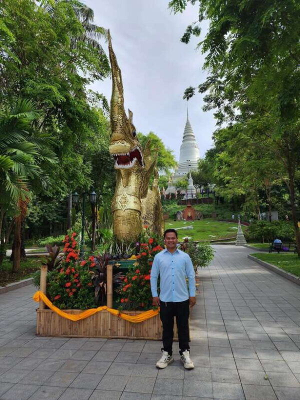 visiting-9-places-in-3-hours-tour-by-tuk-tuk-in-the-evening