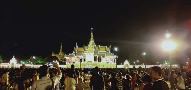 visiting-9-places-in-3-hours-tour-by-tuk-tuk-in-the-evening