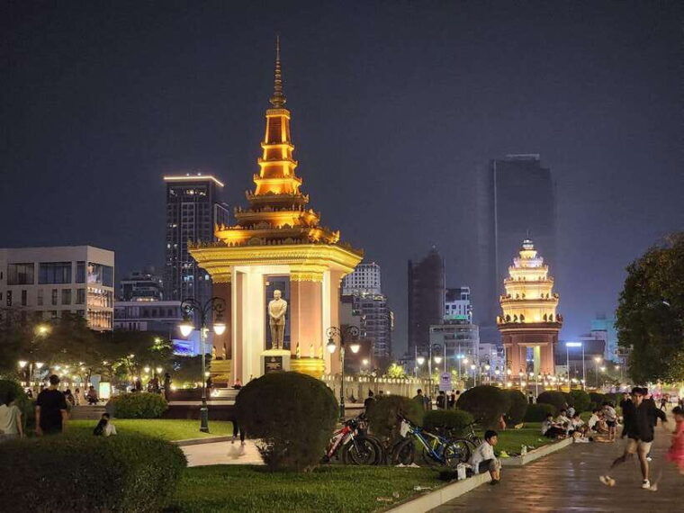 visiting-9-places-in-3-hours-tour-by-tuk-tuk-in-the-evening