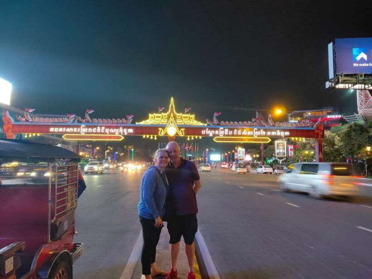 visiting-9-places-in-3-hours-tour-by-tuk-tuk-in-the-evening
