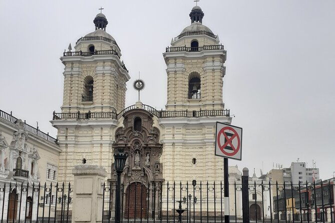 visiting-the-main-square-of-lima