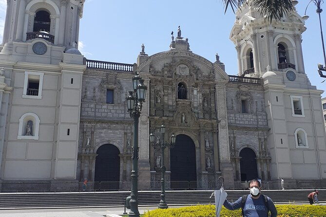 visiting-the-main-square-of-lima