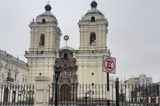 visiting-the-main-square-of-lima