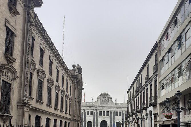 visiting-the-main-square-of-lima