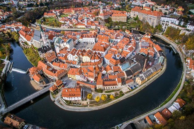 vltava-river-rafting-visiting-prague-cesky-krumlov