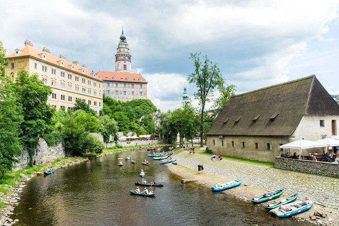 vltava-river-rafting-visiting-prague-cesky-krumlov