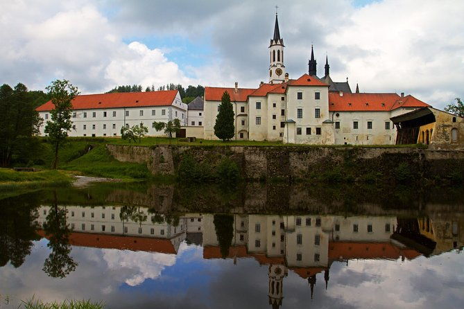 vltava-river-rafting-visiting-prague-cesky-krumlov