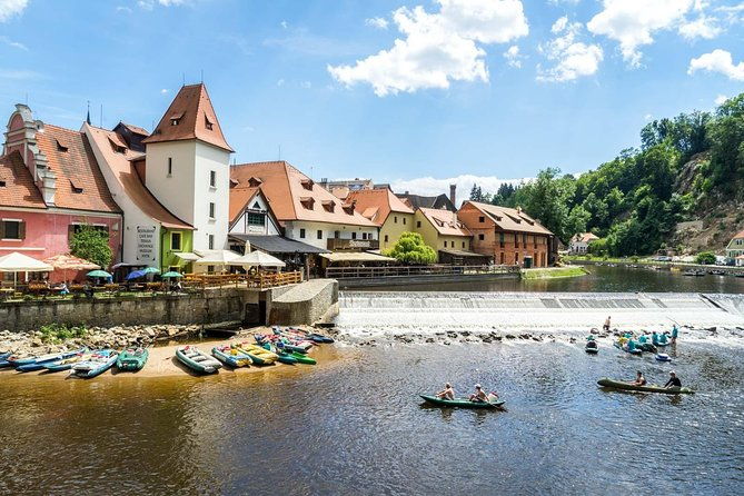 vltava-river-rafting-visiting-prague-cesky-krumlov