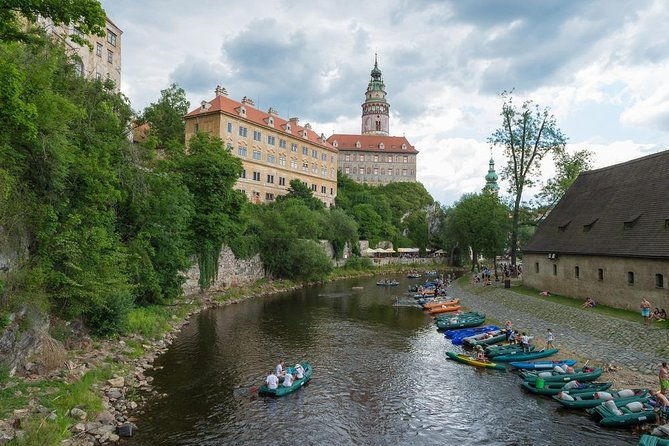vltava-river-rafting-visiting-prague-cesky-krumlov