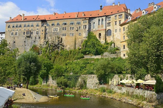 vltava-river-rafting-visiting-prague-cesky-krumlov