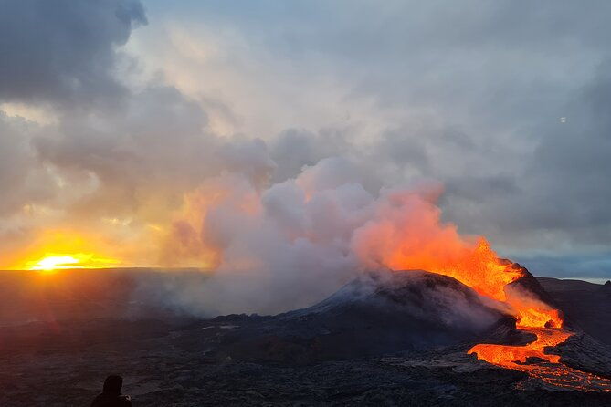 volcano-hike-with-a-geologist-small-group-tour